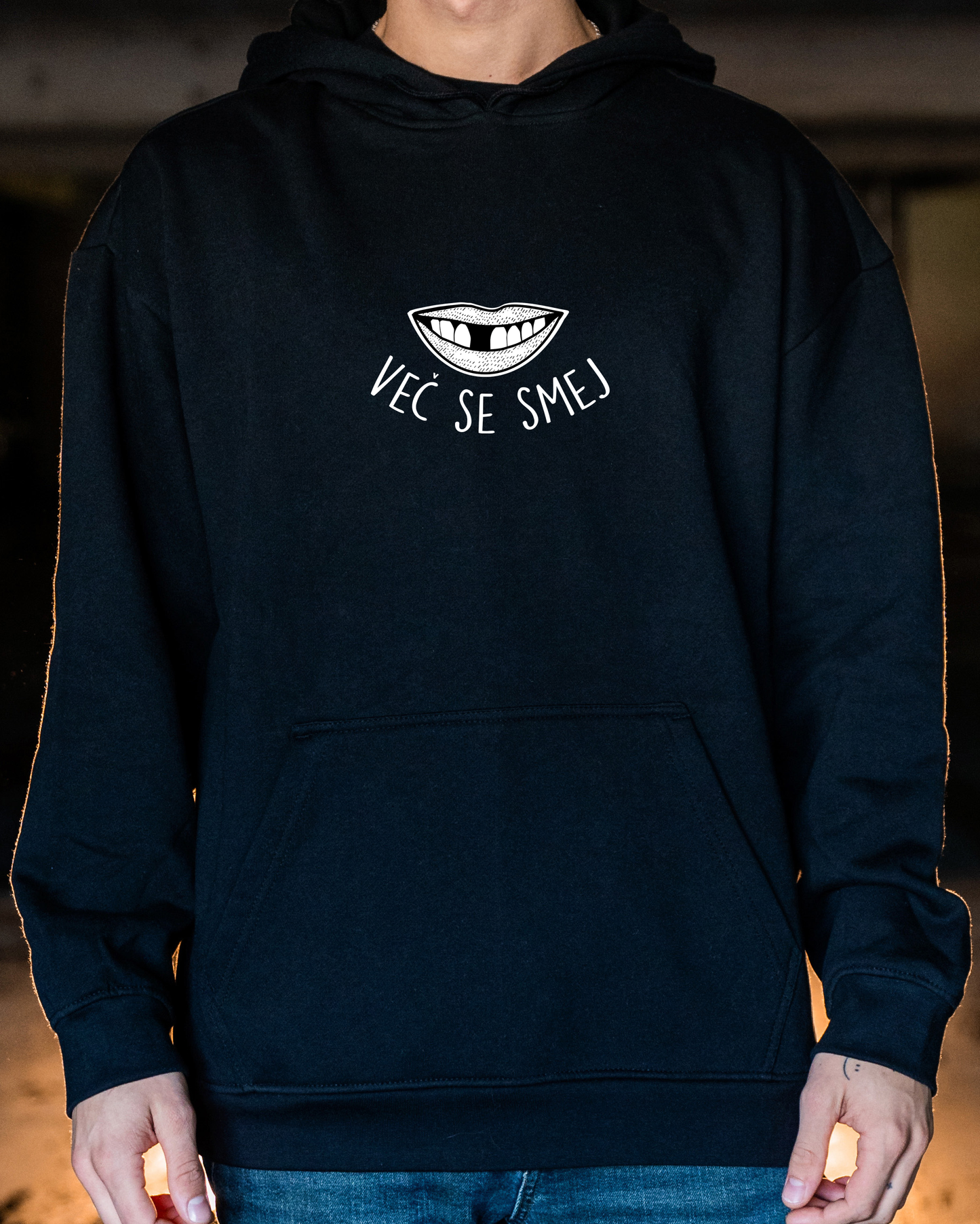 vec se smej hoodie