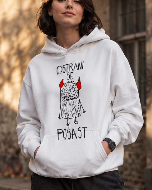 pulover s kapuco "odstrani se pošast" - lifestyle bel crop