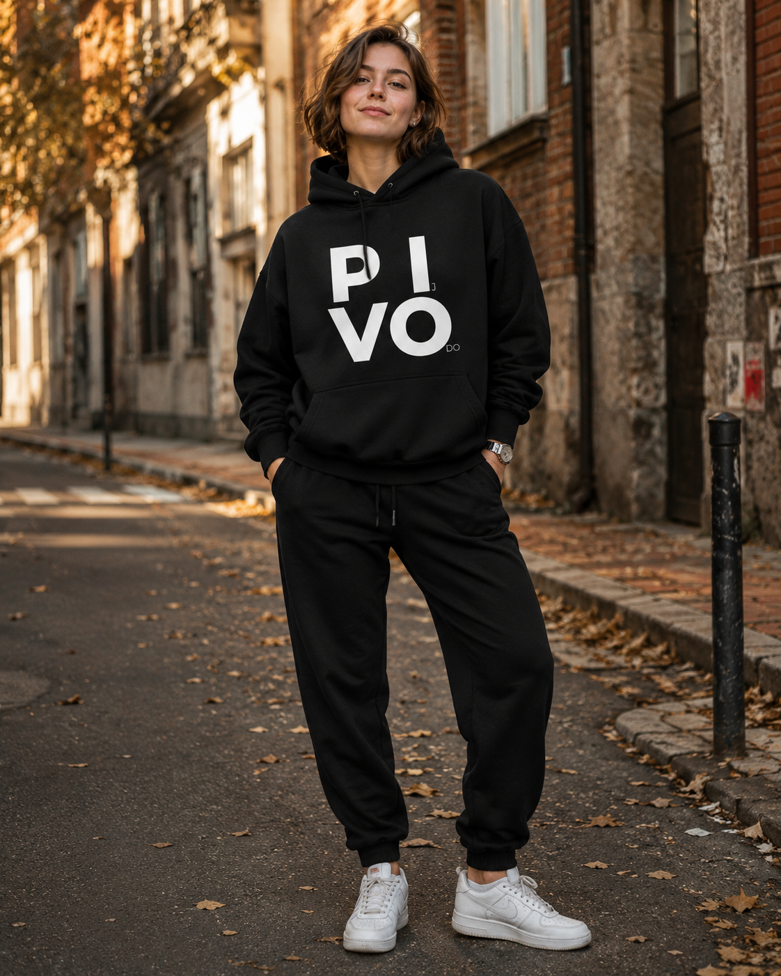pulover s kapuco "PIj VOdo" - lifestyle črn