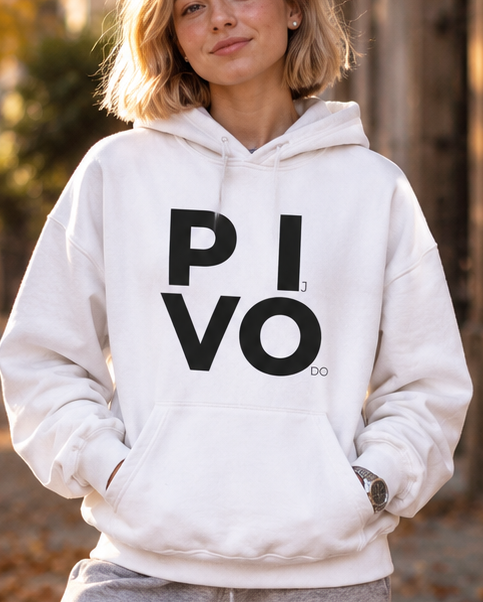pulover s kapuco "PIj VOdo" - lifestyle bel crop