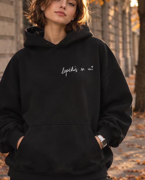 pulover s kapuco "lupčkaš se mi" - lifestyle črn crop