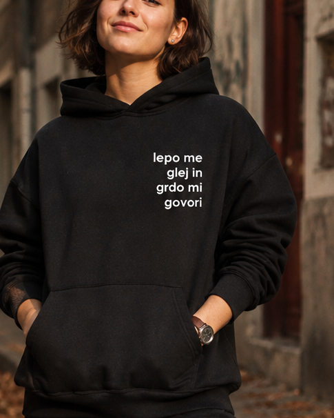 pulover s kapuco "lepo me glej in grdo mi govori" - lifestyle črn crop