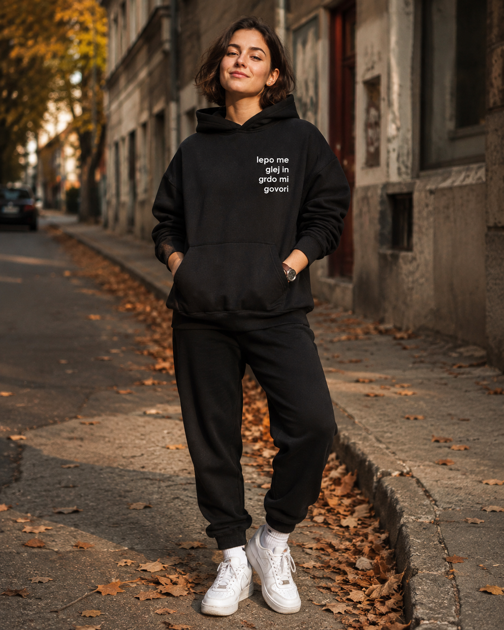 pulover s kapuco "lepo me glej in grdo mi govori" - lifestyle črn
