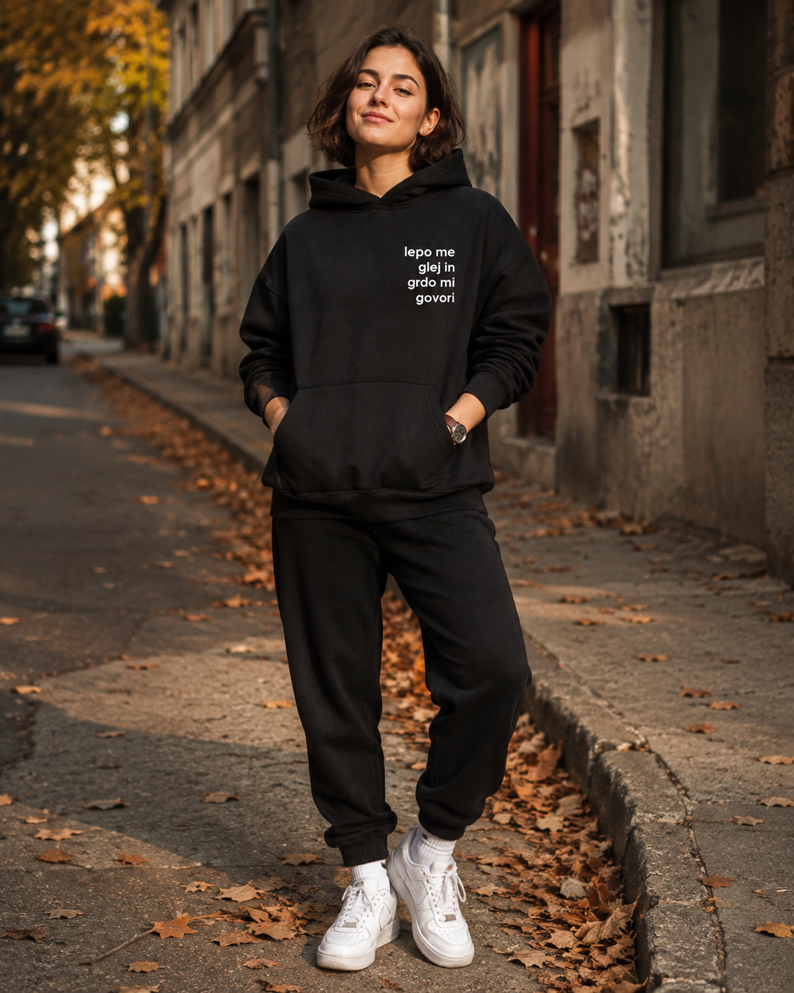 pulover s kapuco "lepo me glej in grdo mi govori" - lifestyle črn