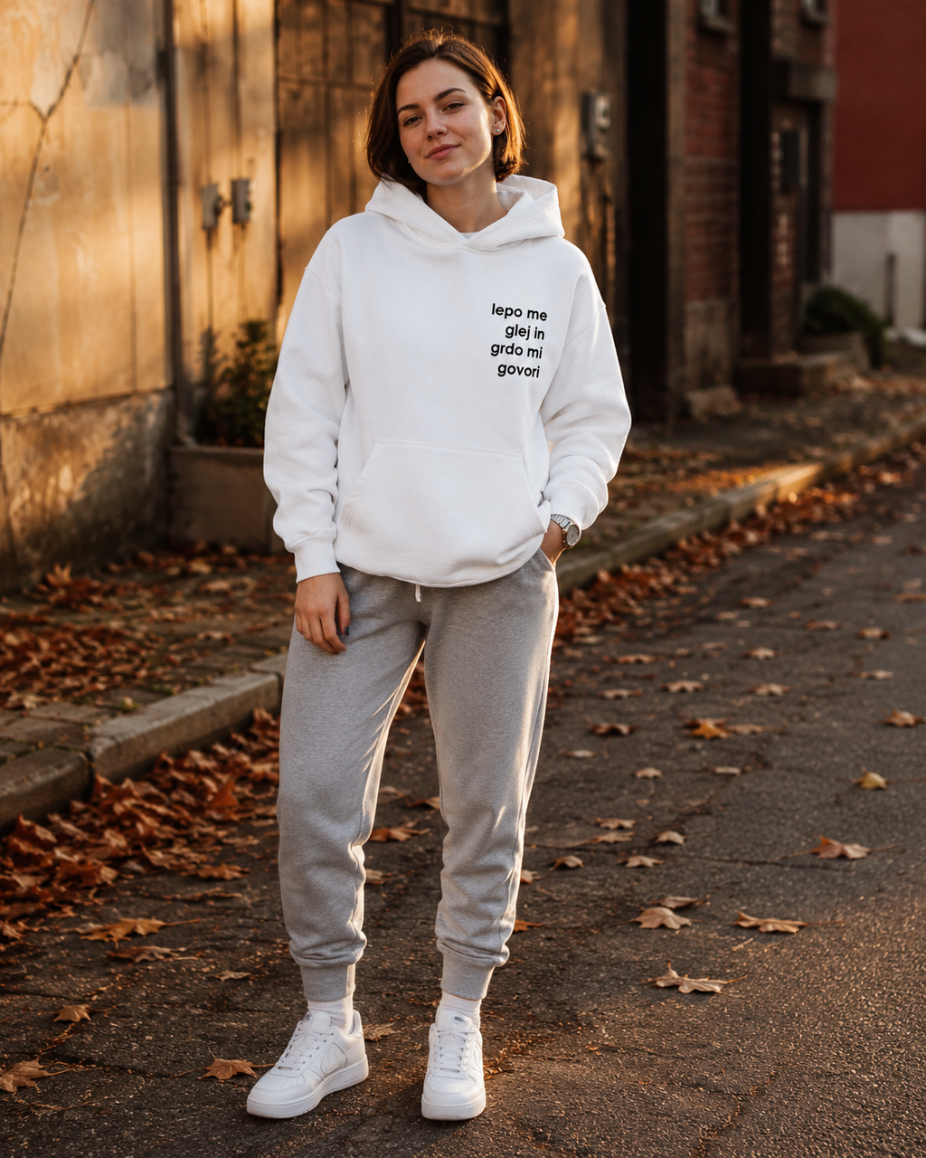 pulover s kapuco "lepo me glej in grdo mi govori" - lifestyle bel