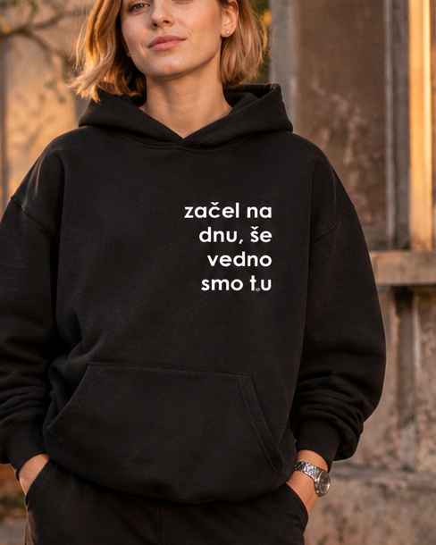 pulover s kapuco "začel na dnu, še vedno smo tru" - lifestyle črn crop