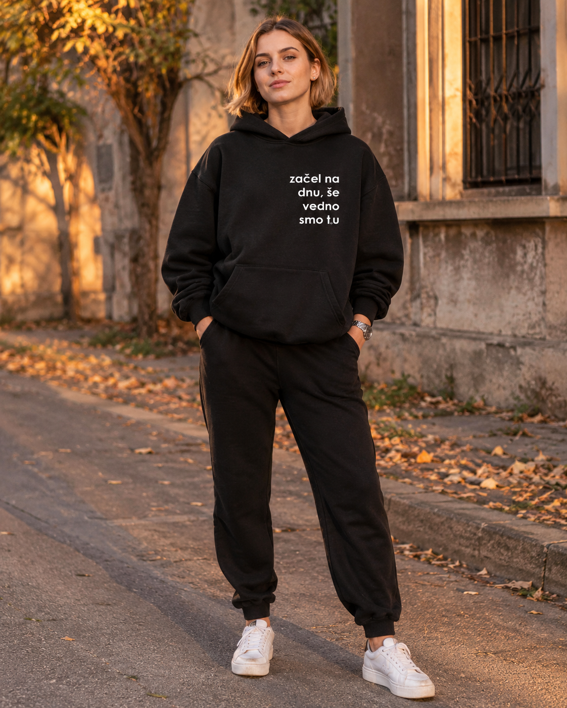 pulover s kapuco "začel na dnu, še vedno smo tru" - lifestyle črn
