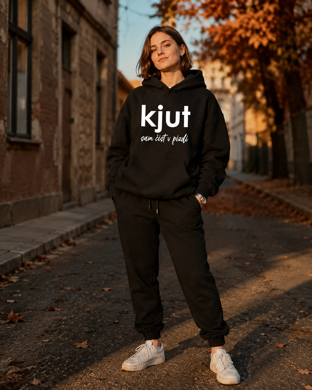 pulover s kapuco "kjut sam čist v pizdi" - lifestyle črn