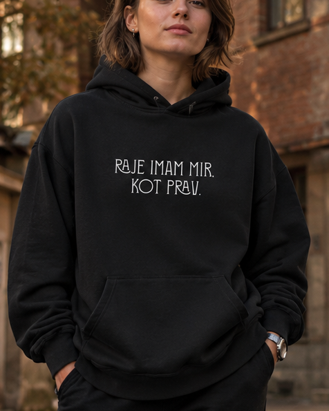 pulover s kapuco "raje imam mir kot prav." - lifestyle črn crop
