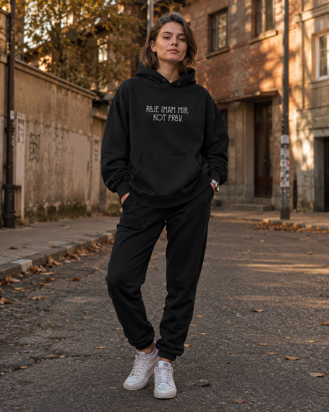 pulover s kapuco "raje imam mir kot prav." - lifestyle črn