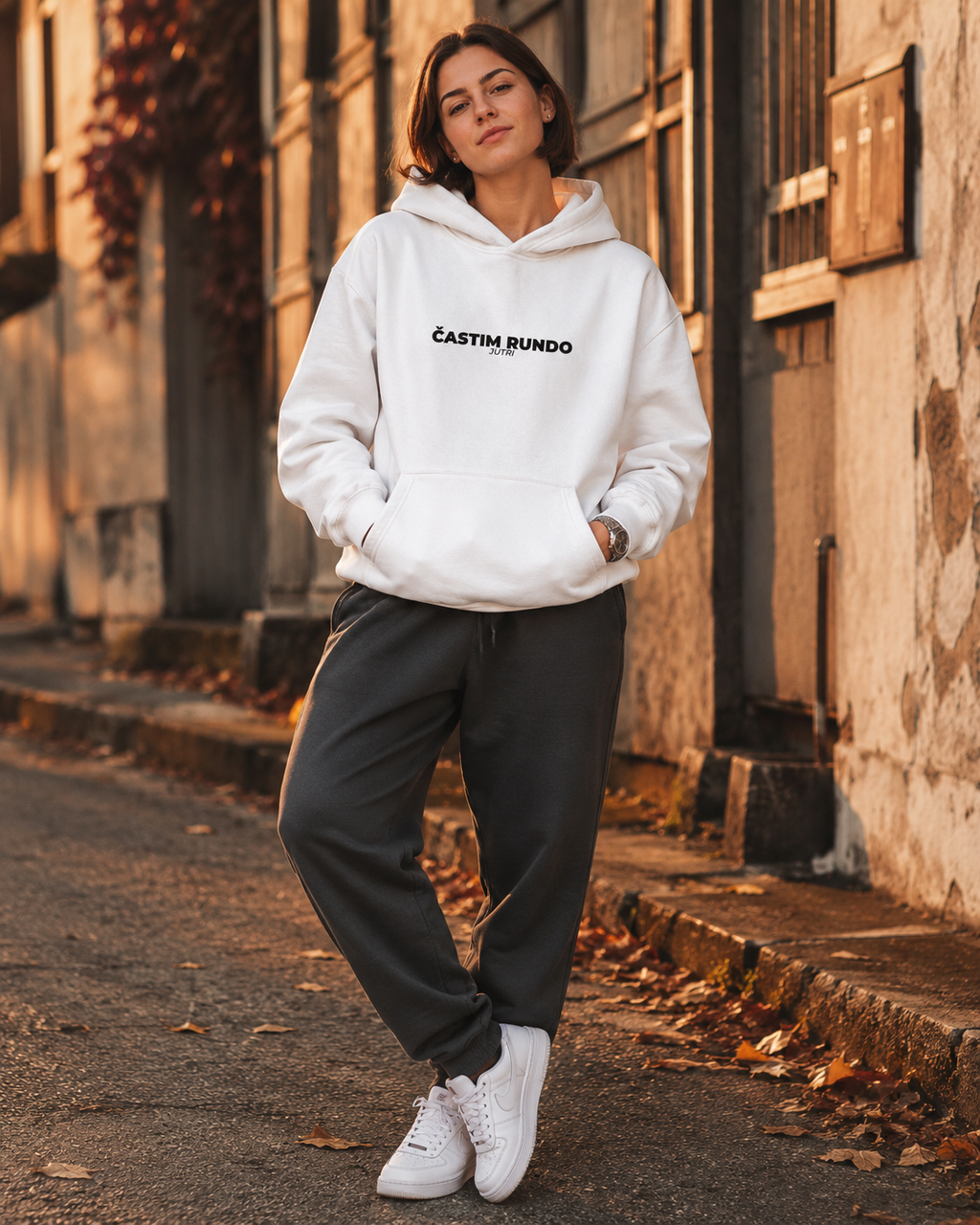 pulover s kapuco "častim rundo jutri" - lifestyle bel