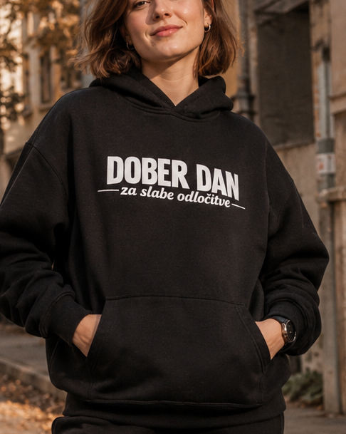 pulover s kapuco "dober dan za slabe odločitve" - lifestyle črn crop
