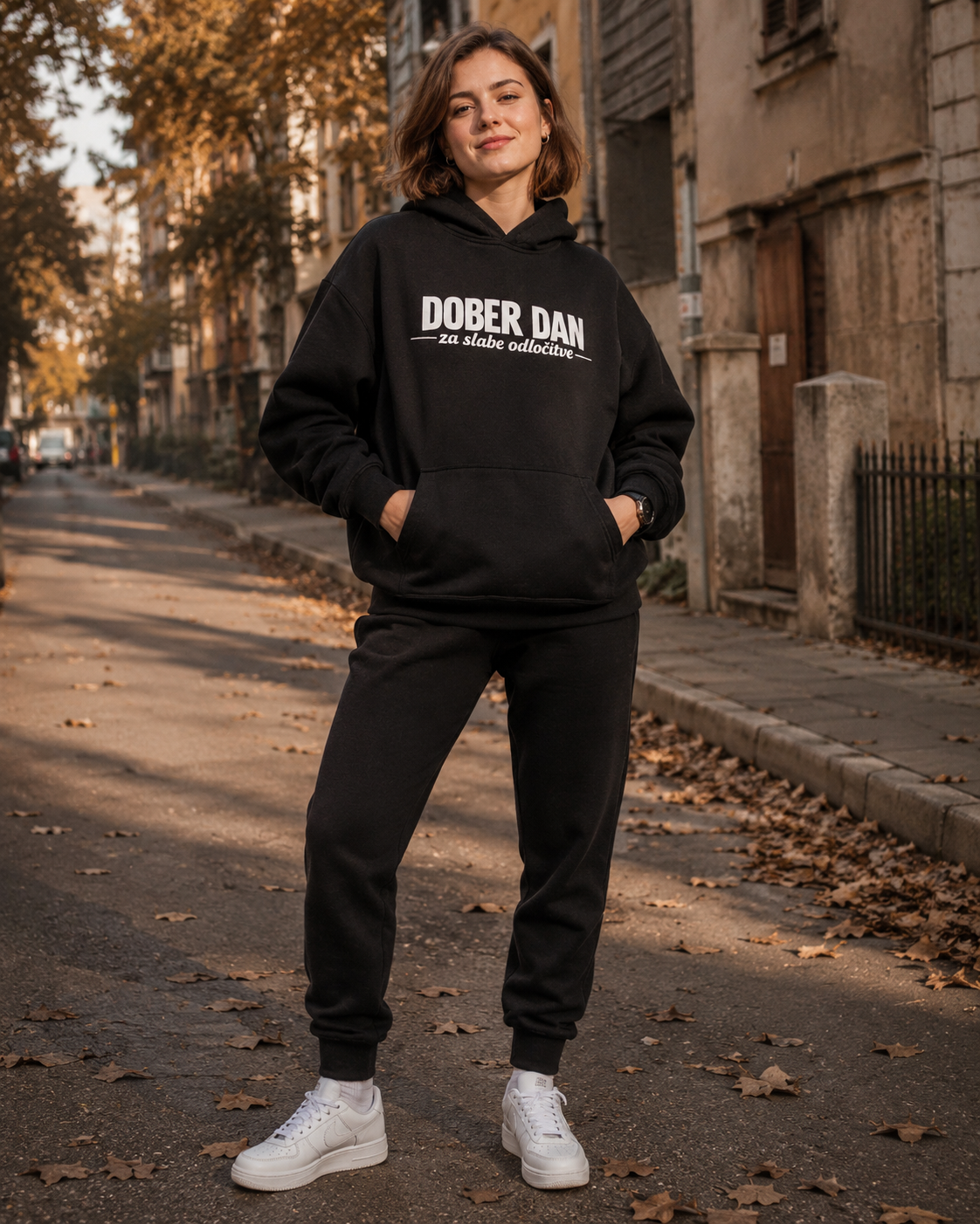 pulover s kapuco "dober dan za slabe odločitve" - lifestyle črn