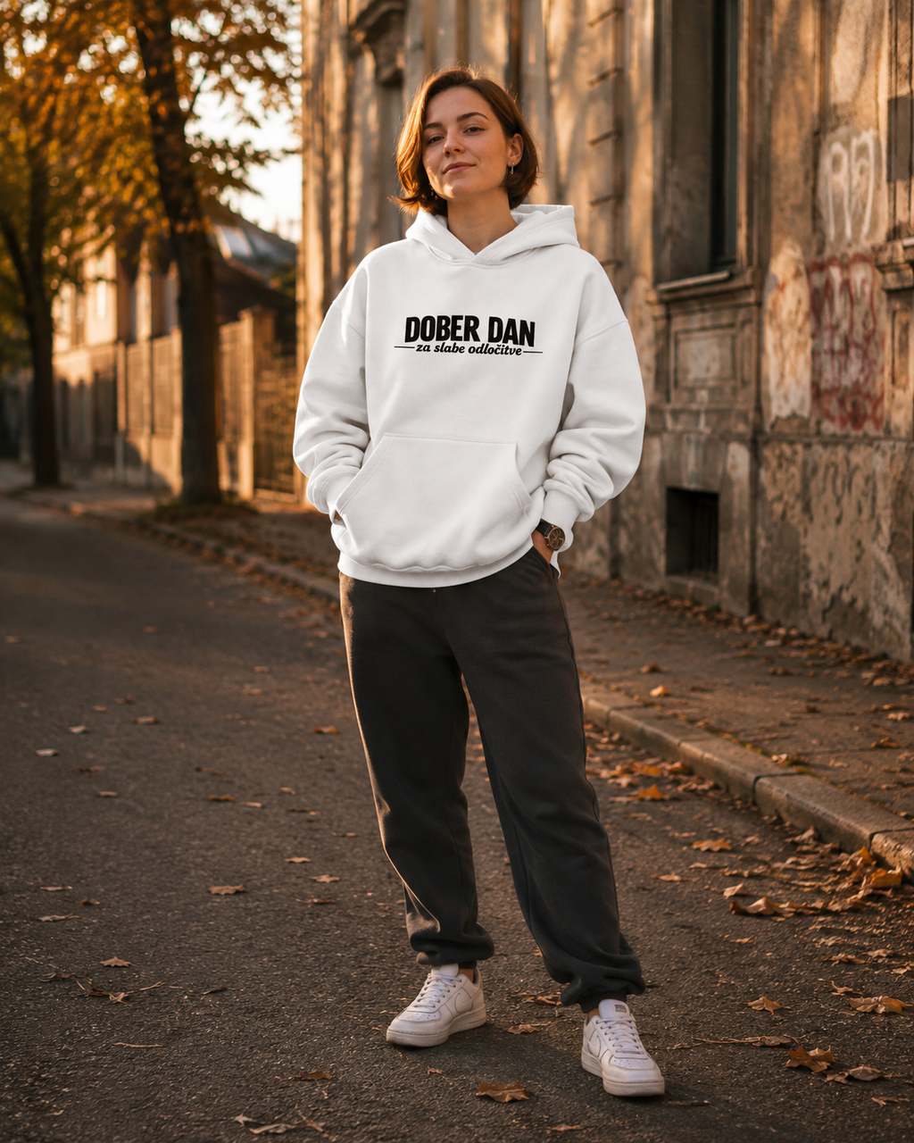 pulover s kapuco "dober dan za slabe odločitve" - lifestyle bel