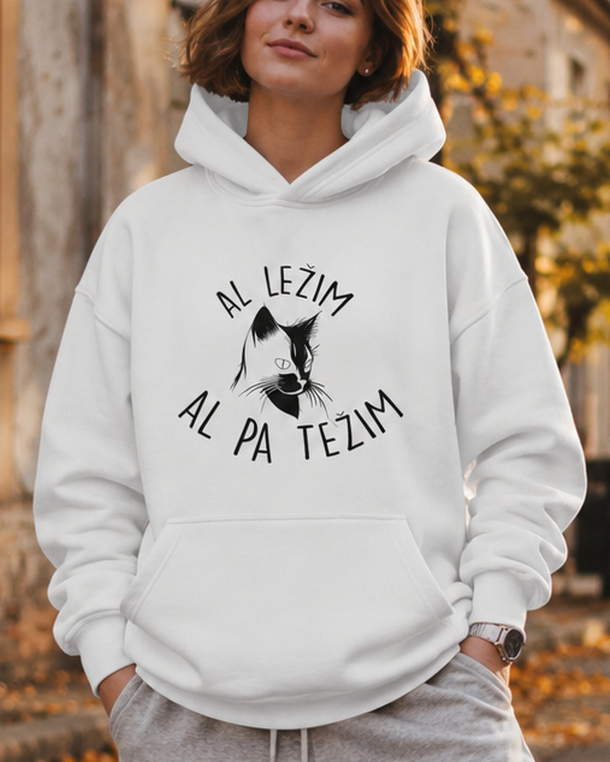 pulover s kapuco "al ležim al pa težim" - lifestyle bel crop