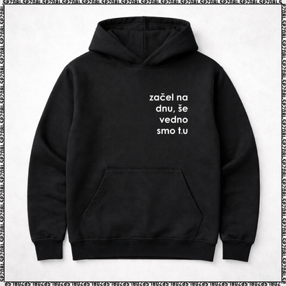 pulover s kapuco "začel na dnu, še vedno smo tru"