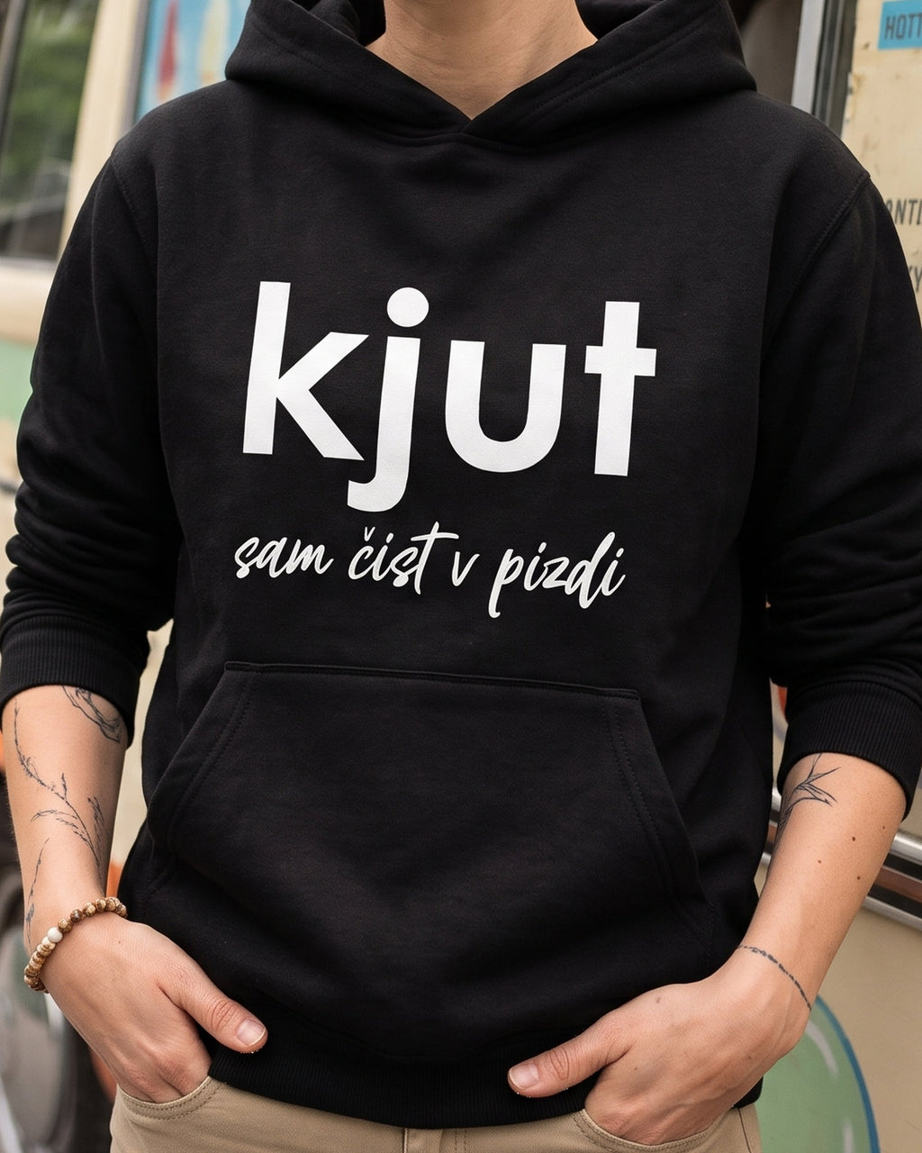 pulover s kapuco "kjut sam čist v pizdi" - na modelu, črna