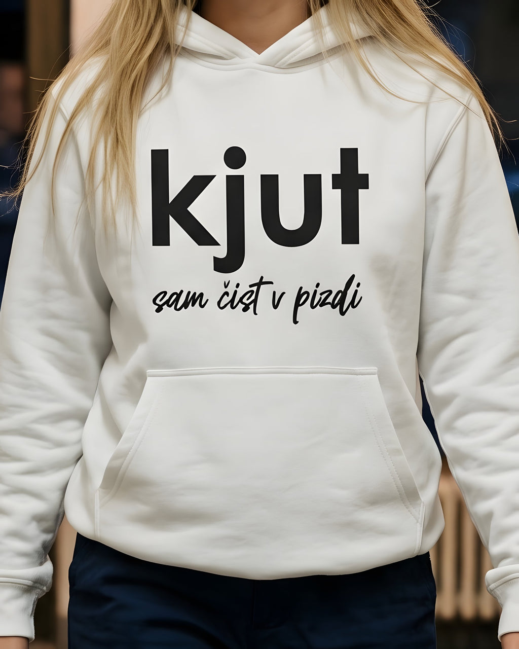 pulover s kapuco "kjut sam čist v pizdi" - na modelu, bela