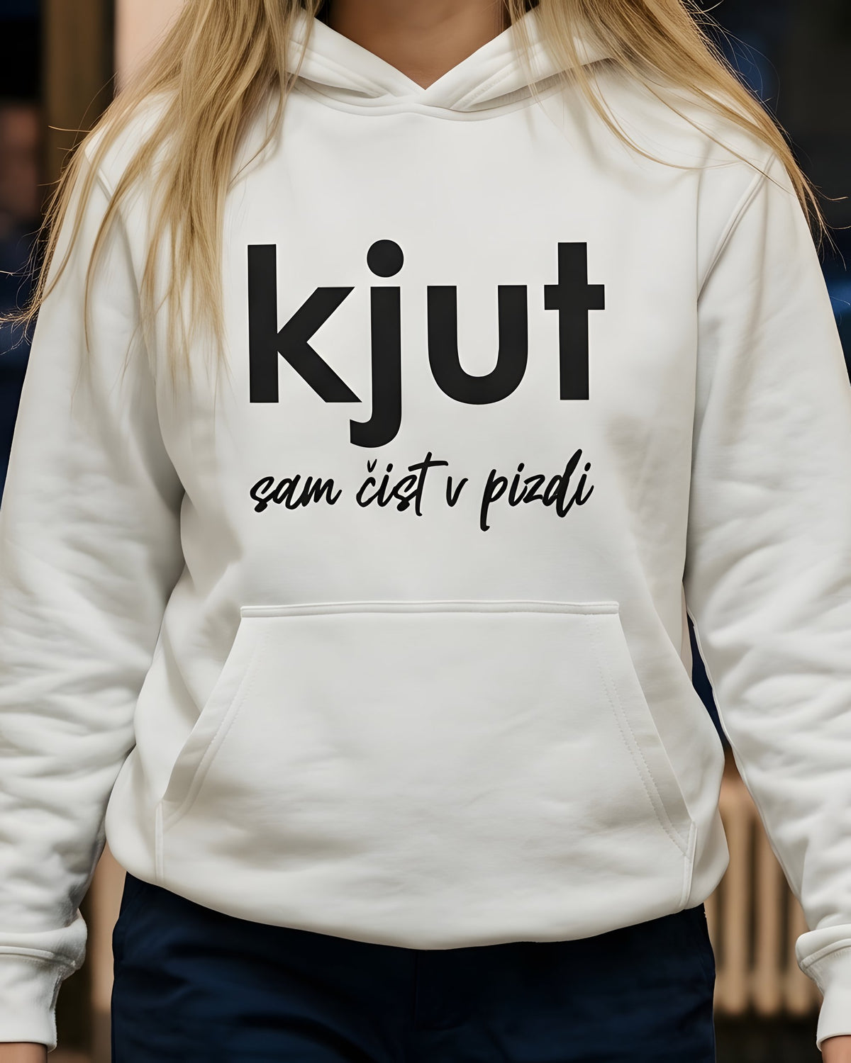 pulover s kapuco "kjut sam čist v pizdi" - na modelu, bela
