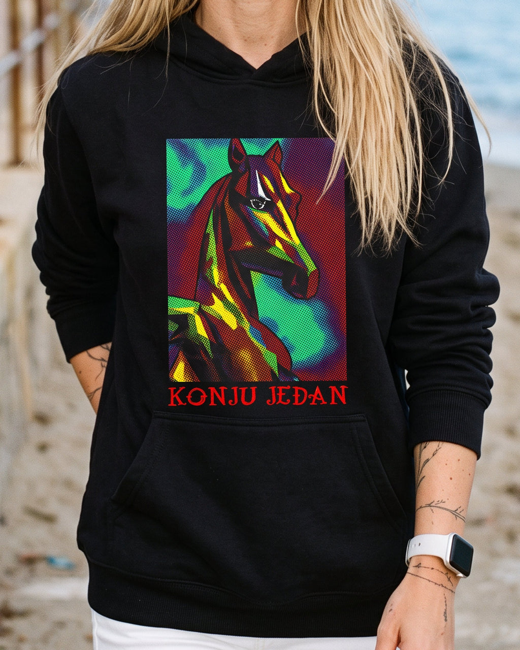 pulover s kapuco "konju jedan" - na modelu, črna
