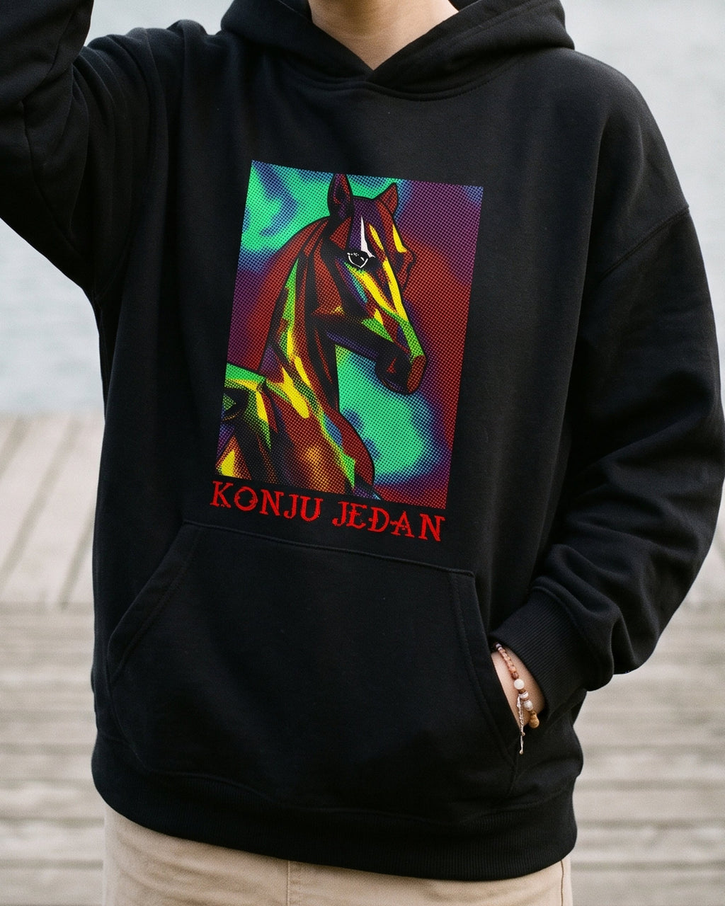 pulover s kapuco "konju jedan" - na modelu, črna, oversized