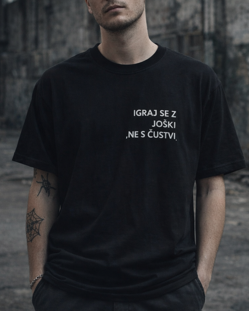 majica "igraj se z joški, ne s čustvi"