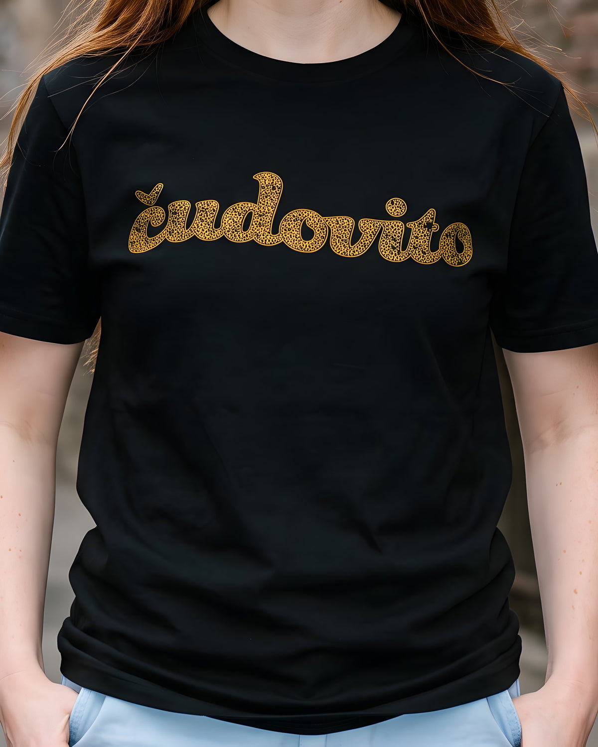 majica "čudovito" - na modelu, črna