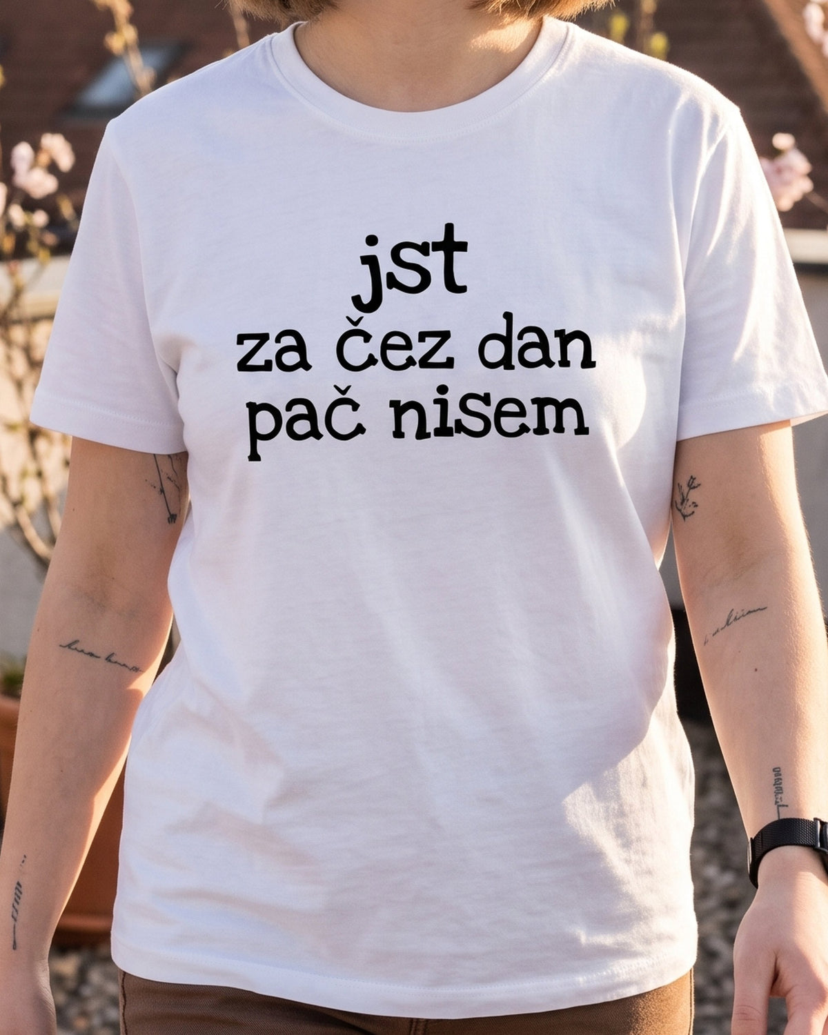 majica "jst za čez dan pač nisem" - na modelu, bela