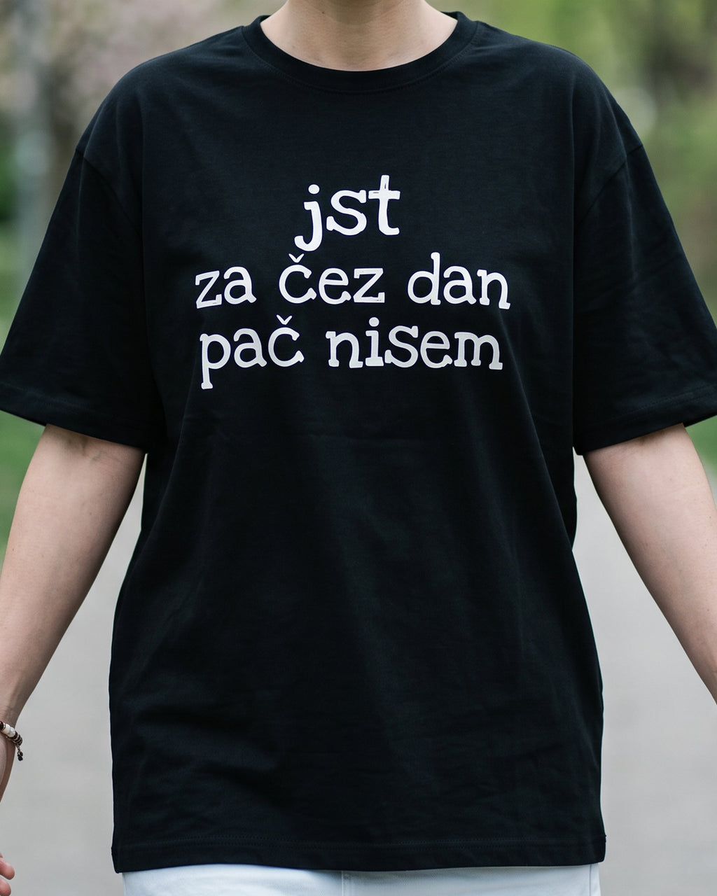 majica "jst za čez dan pač nisem" - na modelu, črna