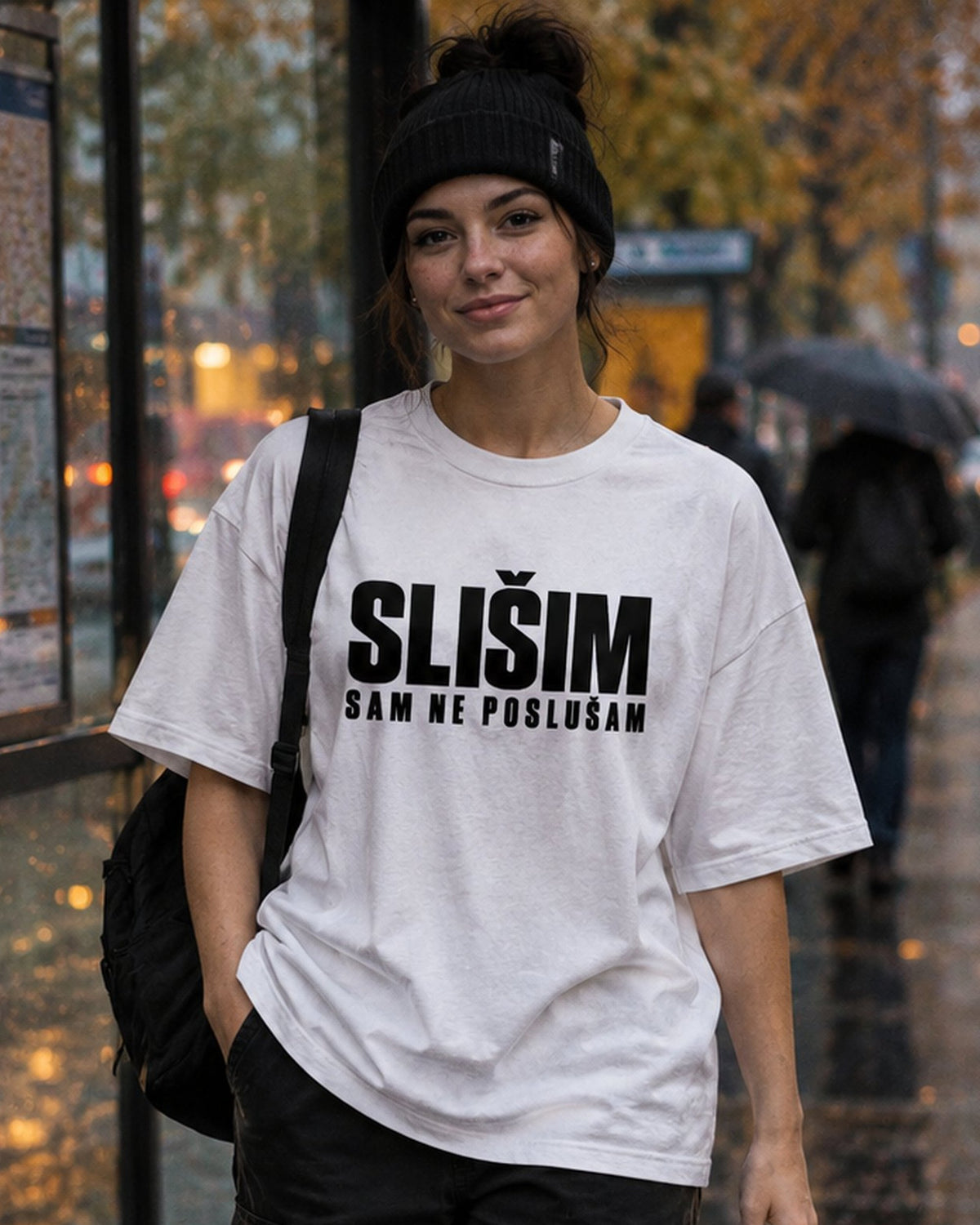 majica "slišim sam ne poslušam" - naslovna bela