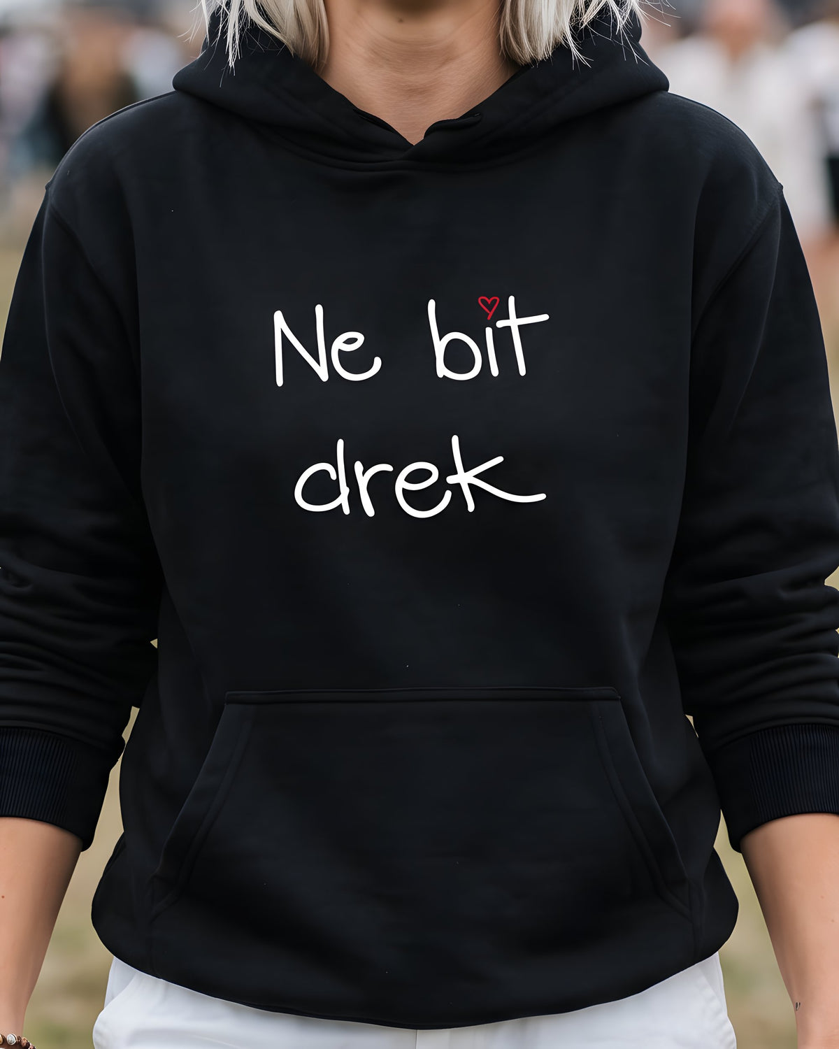 pulover s kapuco "ne bit drek" - na modelu, črna