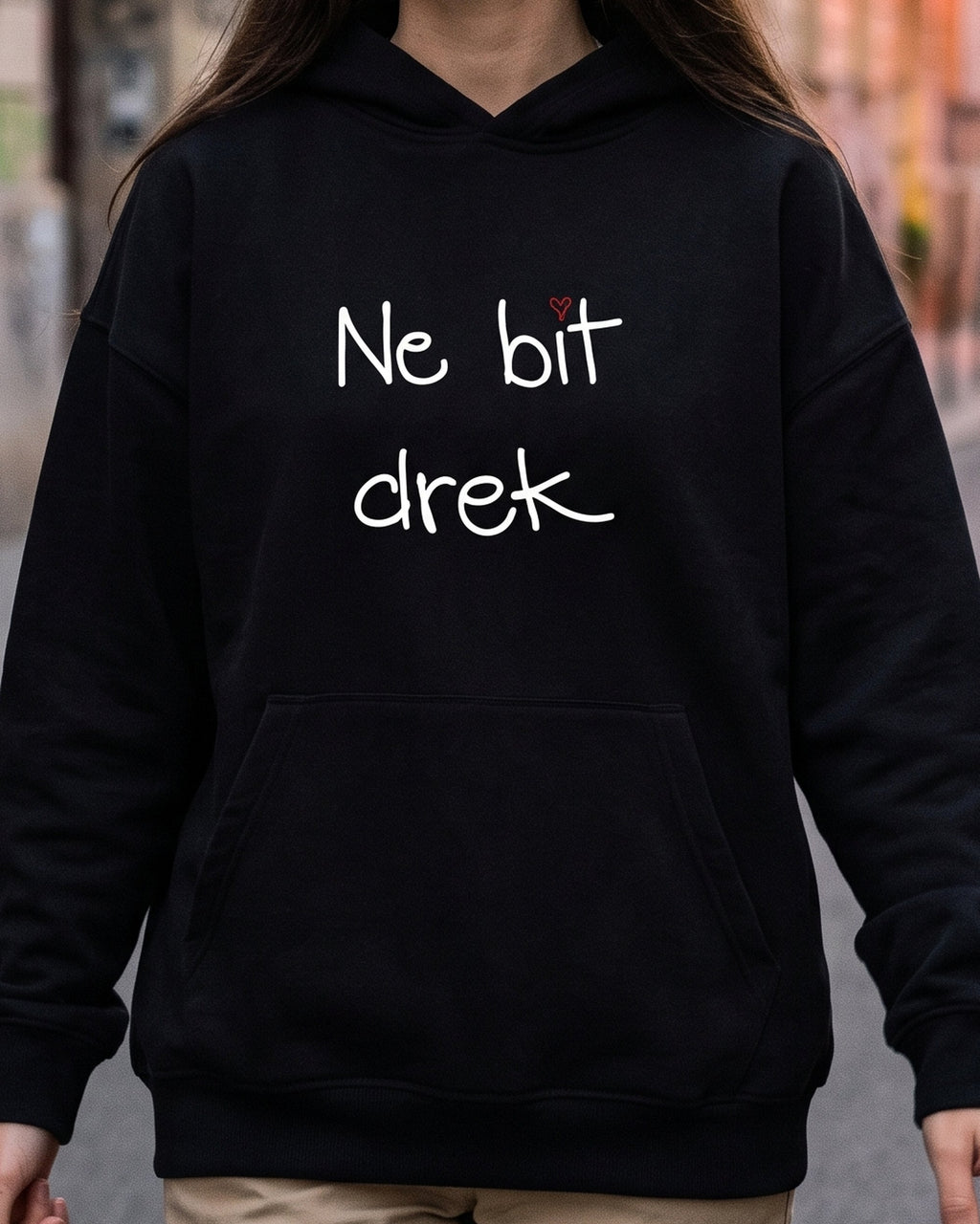pulover s kapuco "ne bit drek" - na modelu, črna, oversized