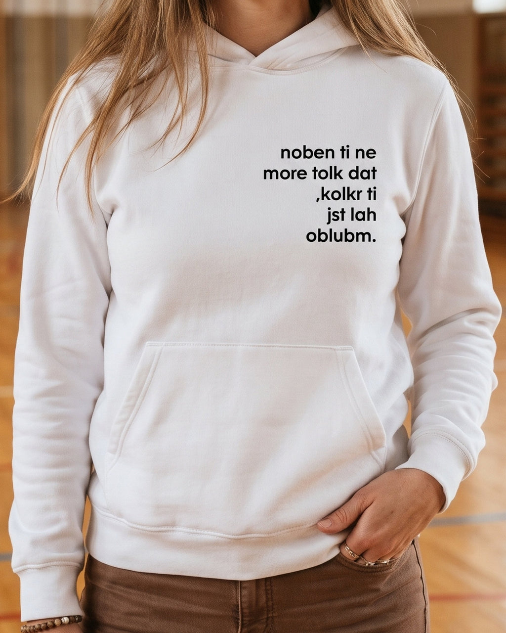 pulover s kapuco "noben ti ne more tolk dat, kolkr ti jst lah oblubm." - na modelu, bela