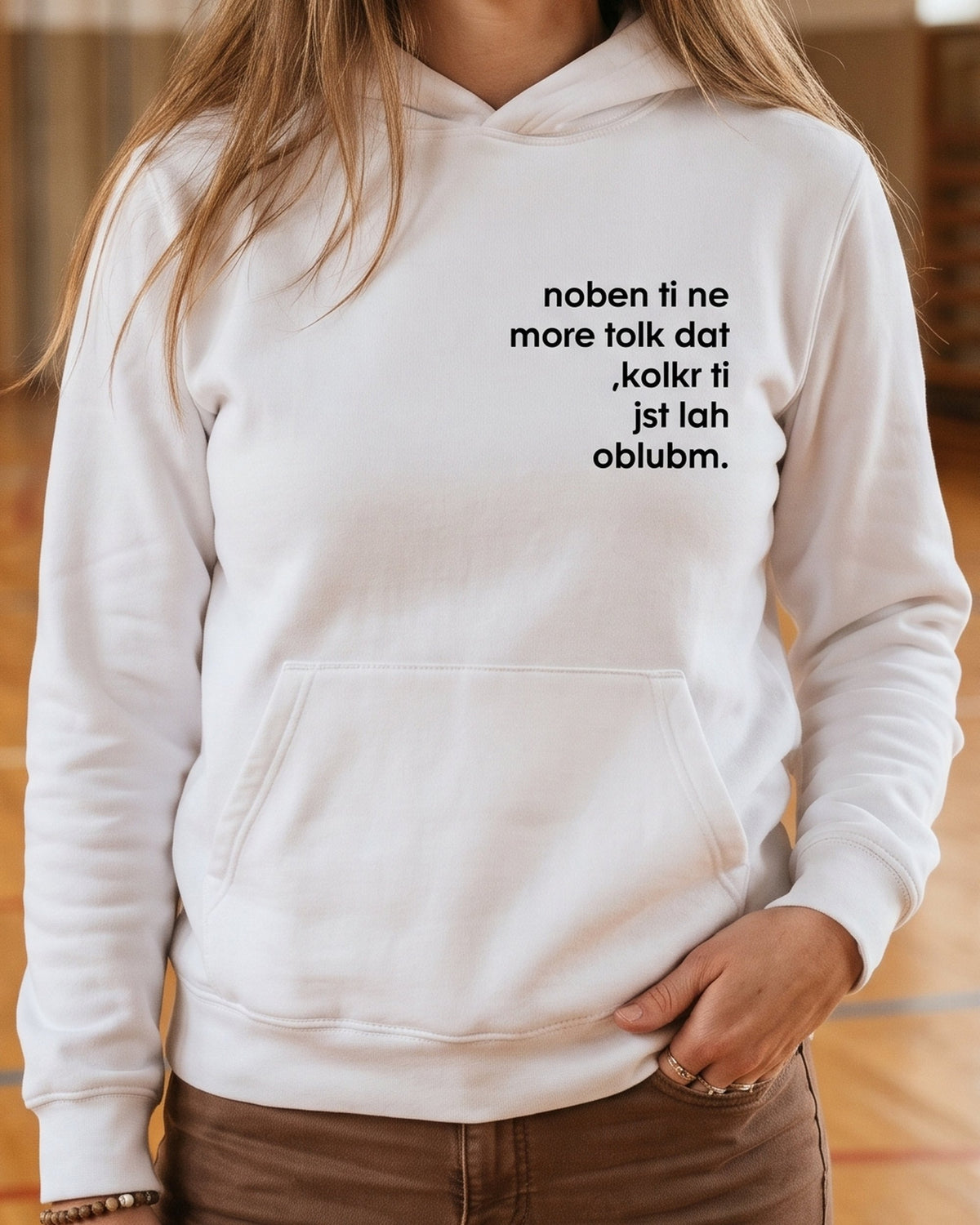 pulover s kapuco "noben ti ne more tolk dat, kolkr ti jst lah oblubm." - na modelu, bela