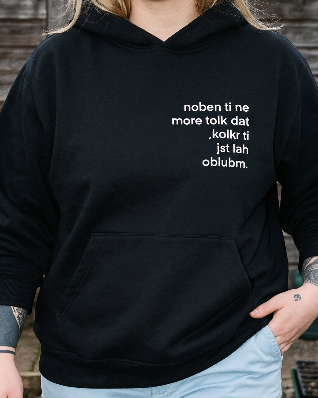 pulover s kapuco "noben ti ne more tolk dat, kolkr ti jst lah oblubm." - na modelu, črna