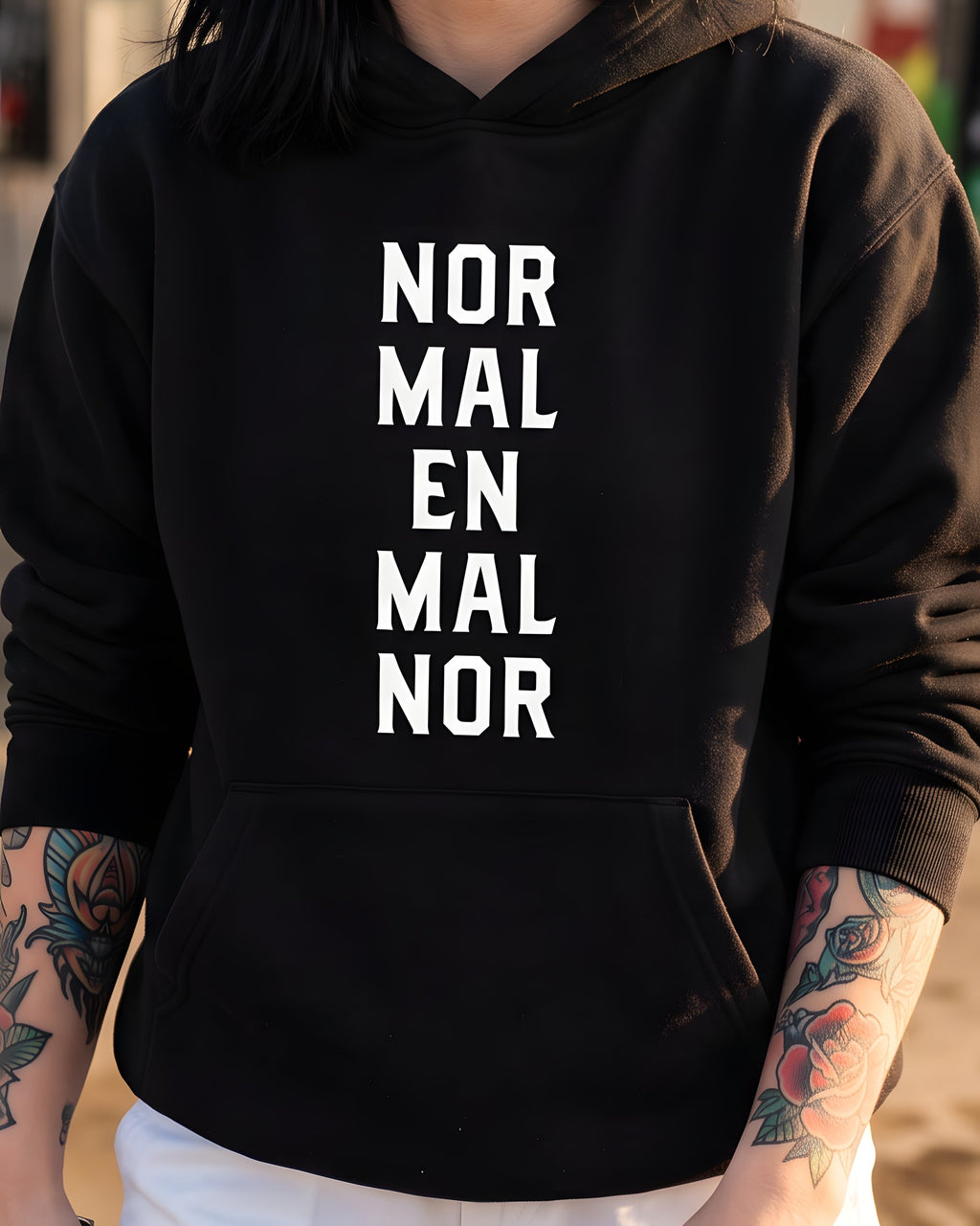 pulover s kapuco "normalen" - na modelu, črna