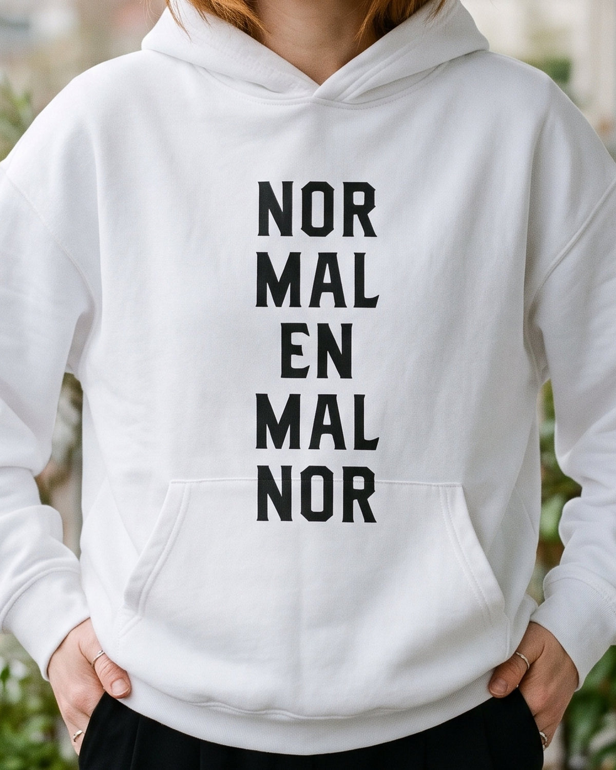 pulover s kapuco "normalen" - na modelu, bela