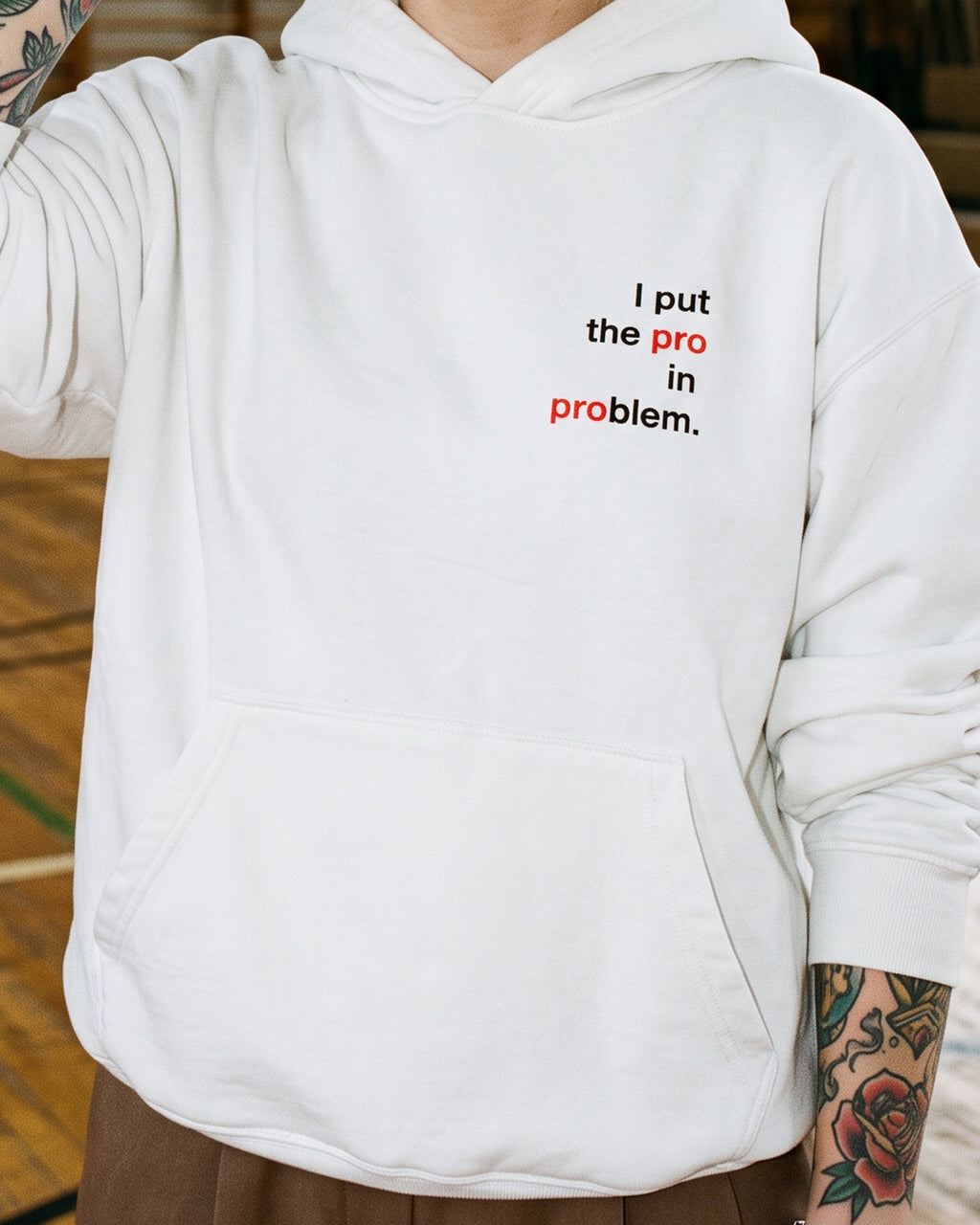 pulover s kapuco "i put the pro in problem" - na modelu, bela