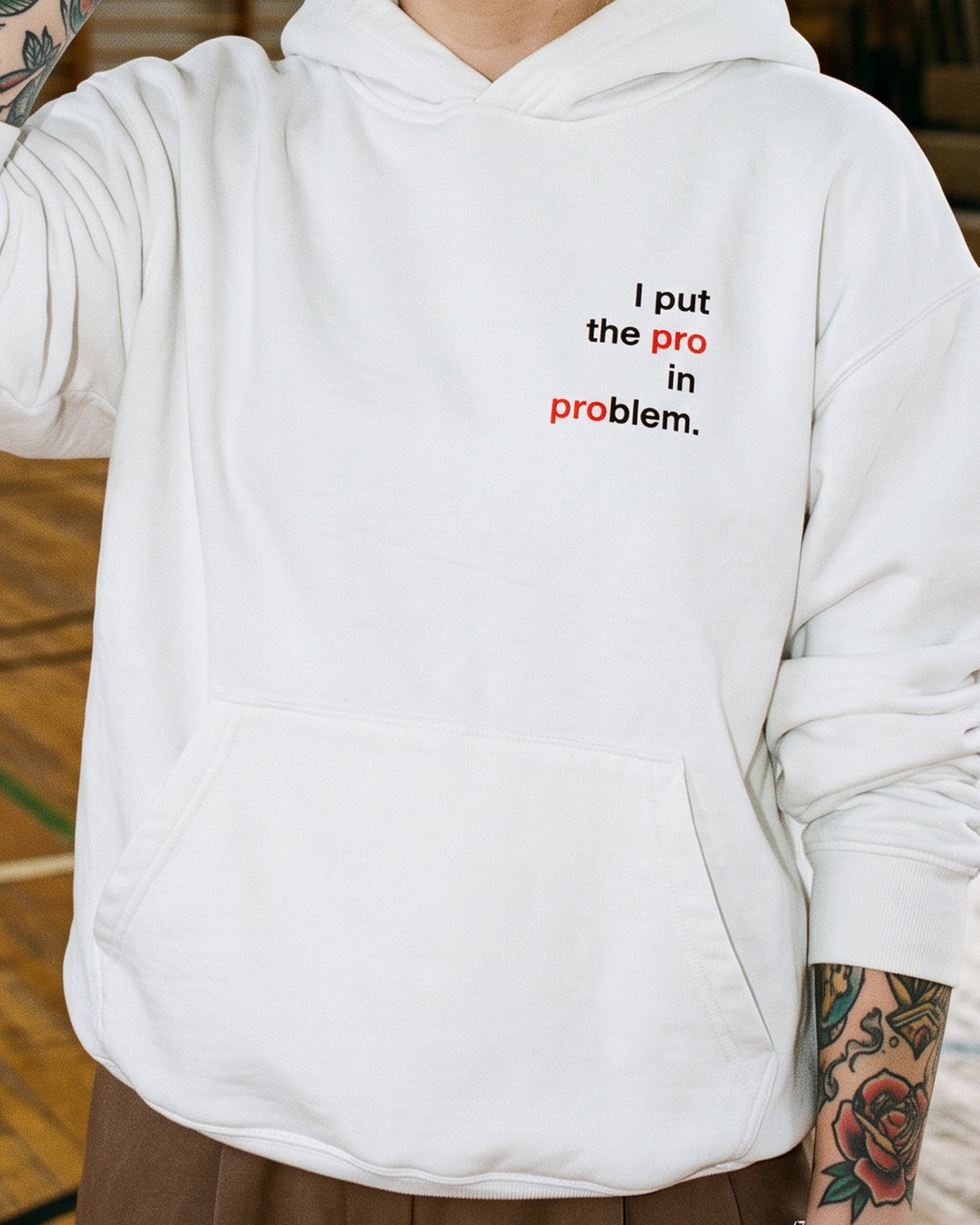 pulover s kapuco "i put the pro in problem" - na modelu, bela