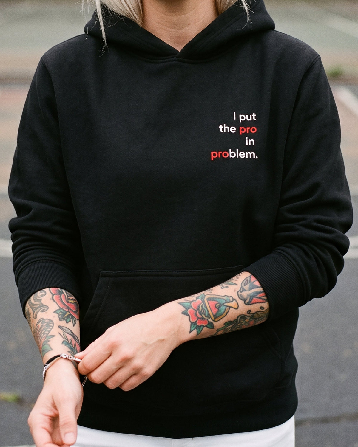 pulover s kapuco "i put the pro in problem" - na modelu, črna