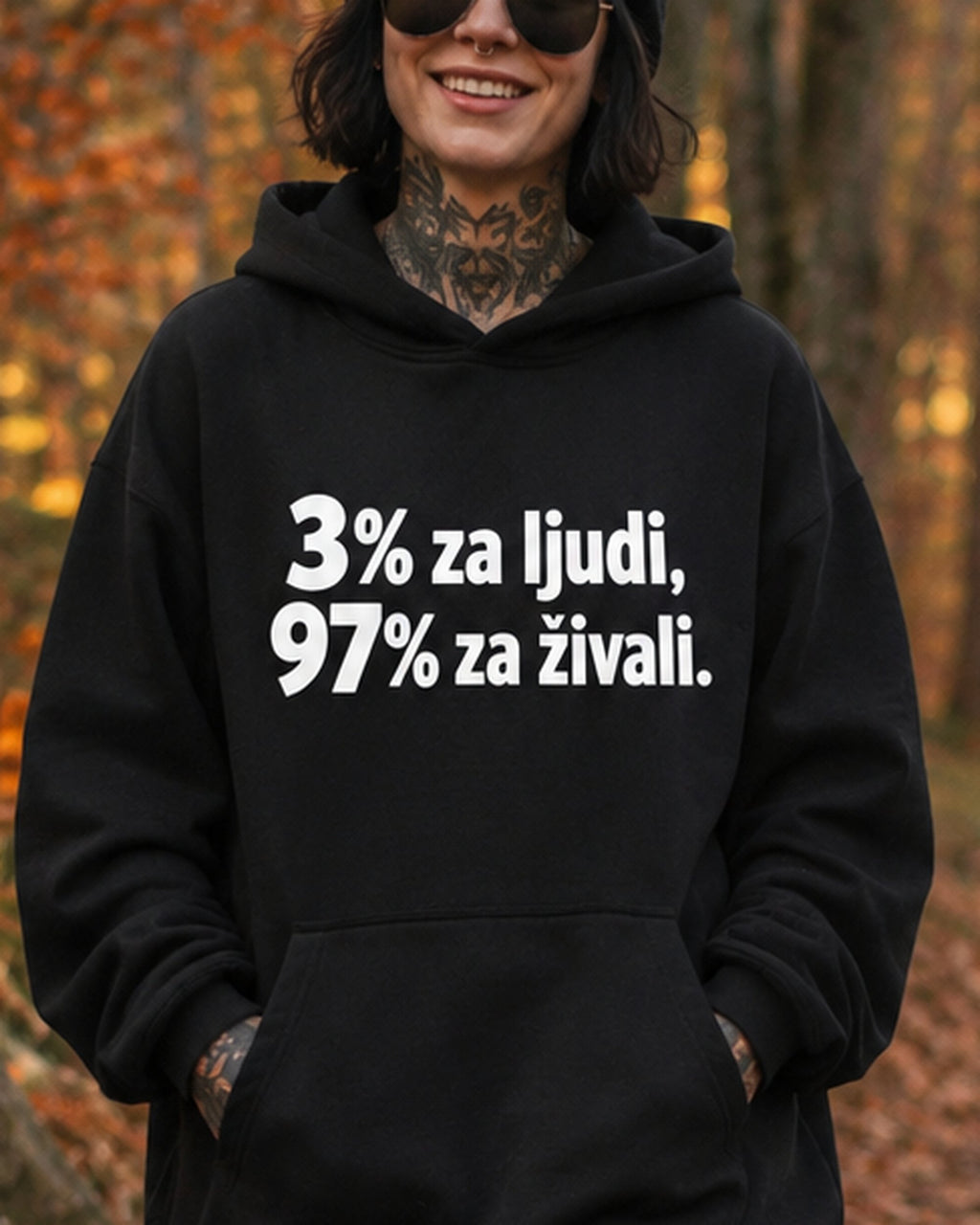 pulover s kapuco "3 procente za ljudi 97 za živali" - lifestyle črn crop