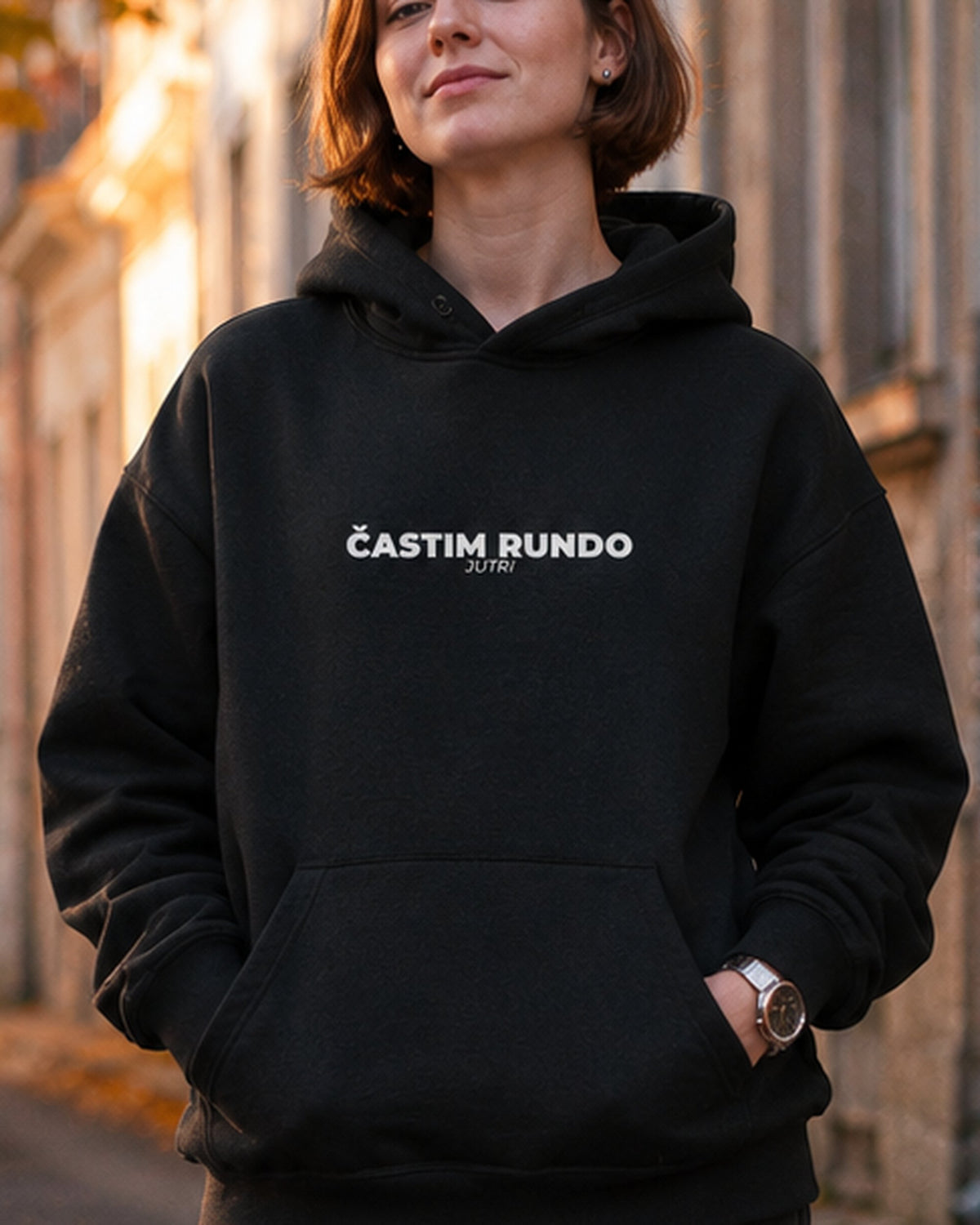 pulover s kapuco "častim rundo jutri" - lifestyle črn crop