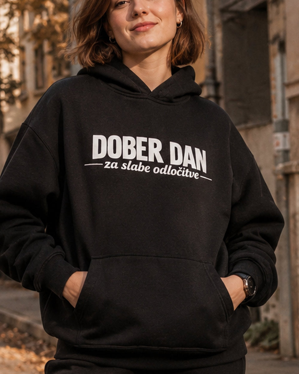 pulover s kapuco "dober dan za slabe odločitve" - lifestyle črn crop