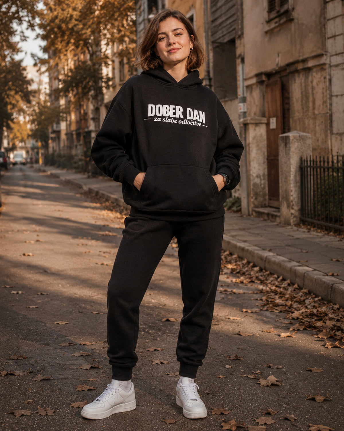 pulover s kapuco "dober dan za slabe odločitve" - lifestyle črn