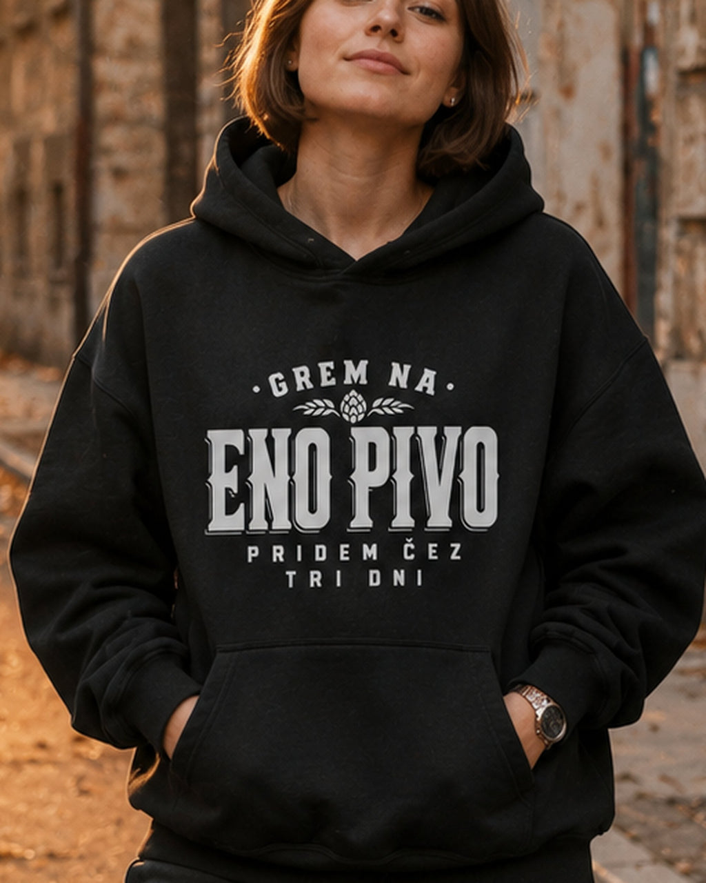 pulover s kapuco "eno pivo" - lifestyle črn crop