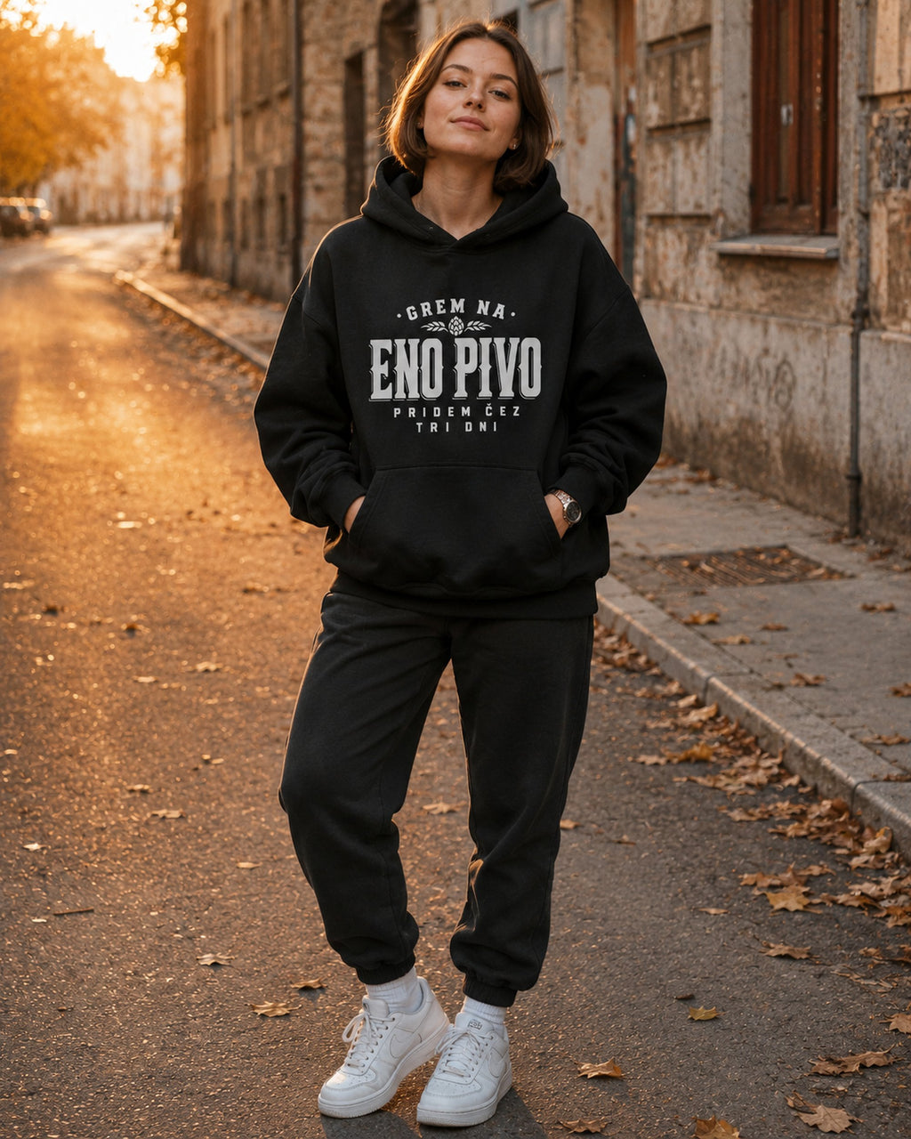 pulover s kapuco "eno pivo" - lifestyle črn