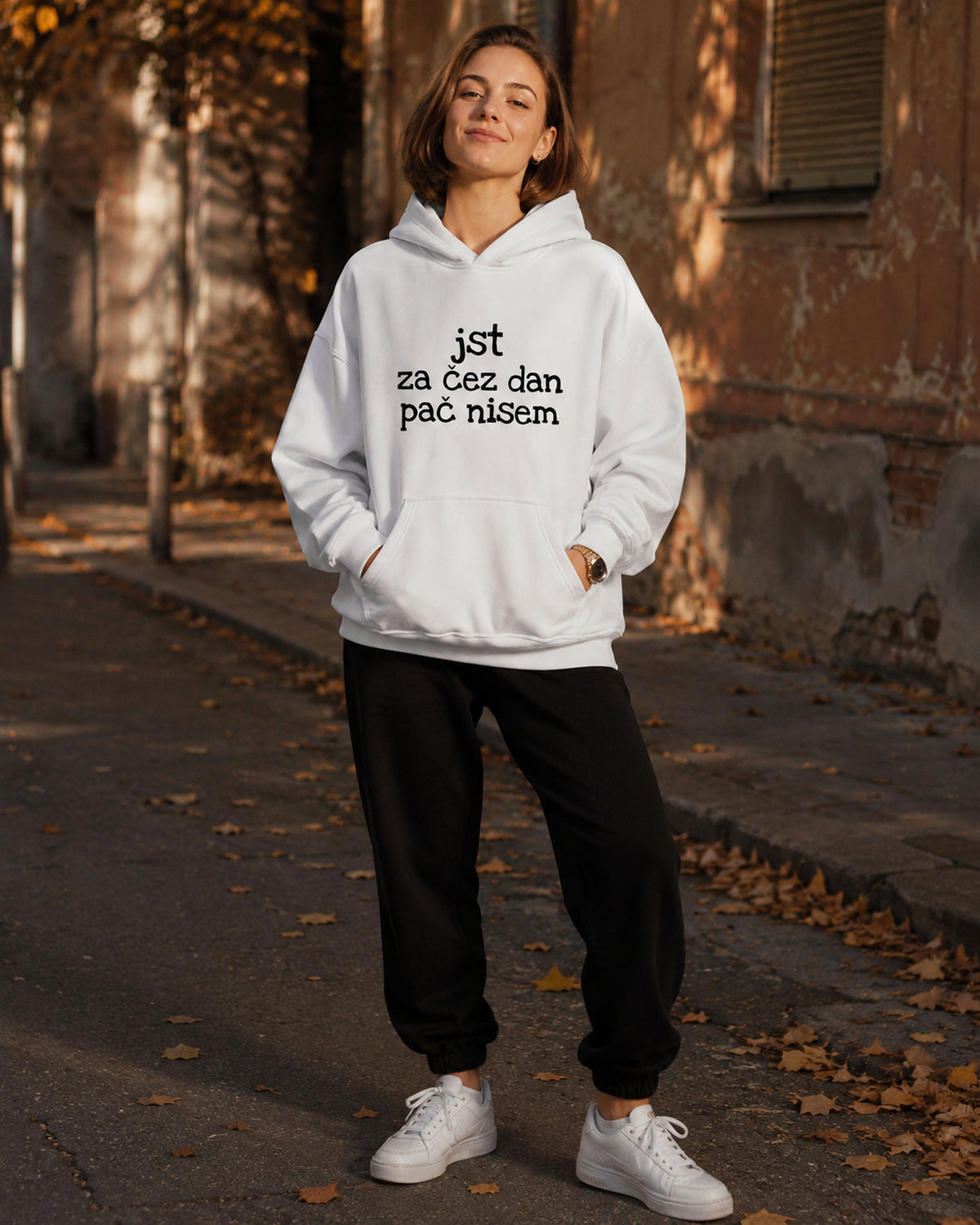 pulover s kapuco "jst za čez dan pač nisem" - lifestyle bel