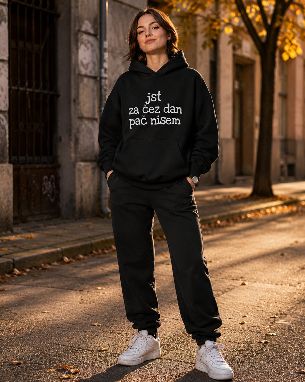 pulover s kapuco "jst za čez dan pač nisem" - lifestyle črn