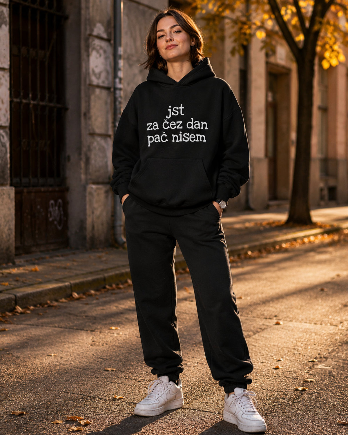 pulover s kapuco "jst za čez dan pač nisem" - lifestyle črn