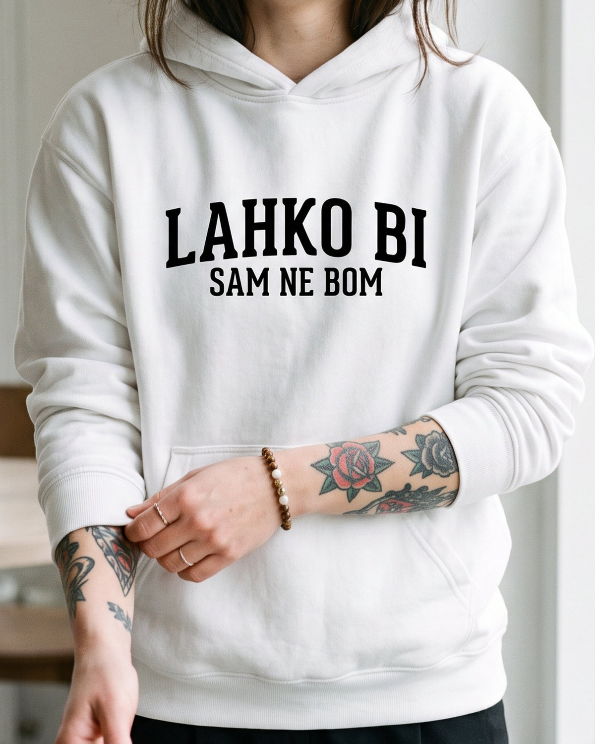 pulover s kapuco "lahko bi, sam ne bom" - na modelu, bela